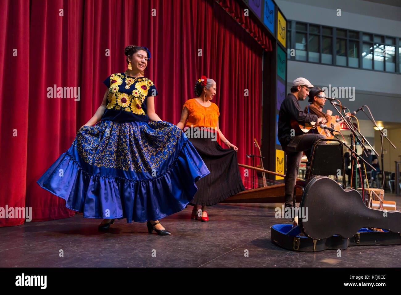 Seattle, Usa. Oktober 2017. Seattle, Washington: Los Flacos treten während des Día de Muertos Festivals im Seattle Center Armory auf. Die Feier dient der Erinnerung an verstorbene Freunde und Familienmitglieder und hilft, ihren spirituellen Weg zu unterstützen. Quelle: Paul Christian Gordon/Alamy Live News Stockfoto