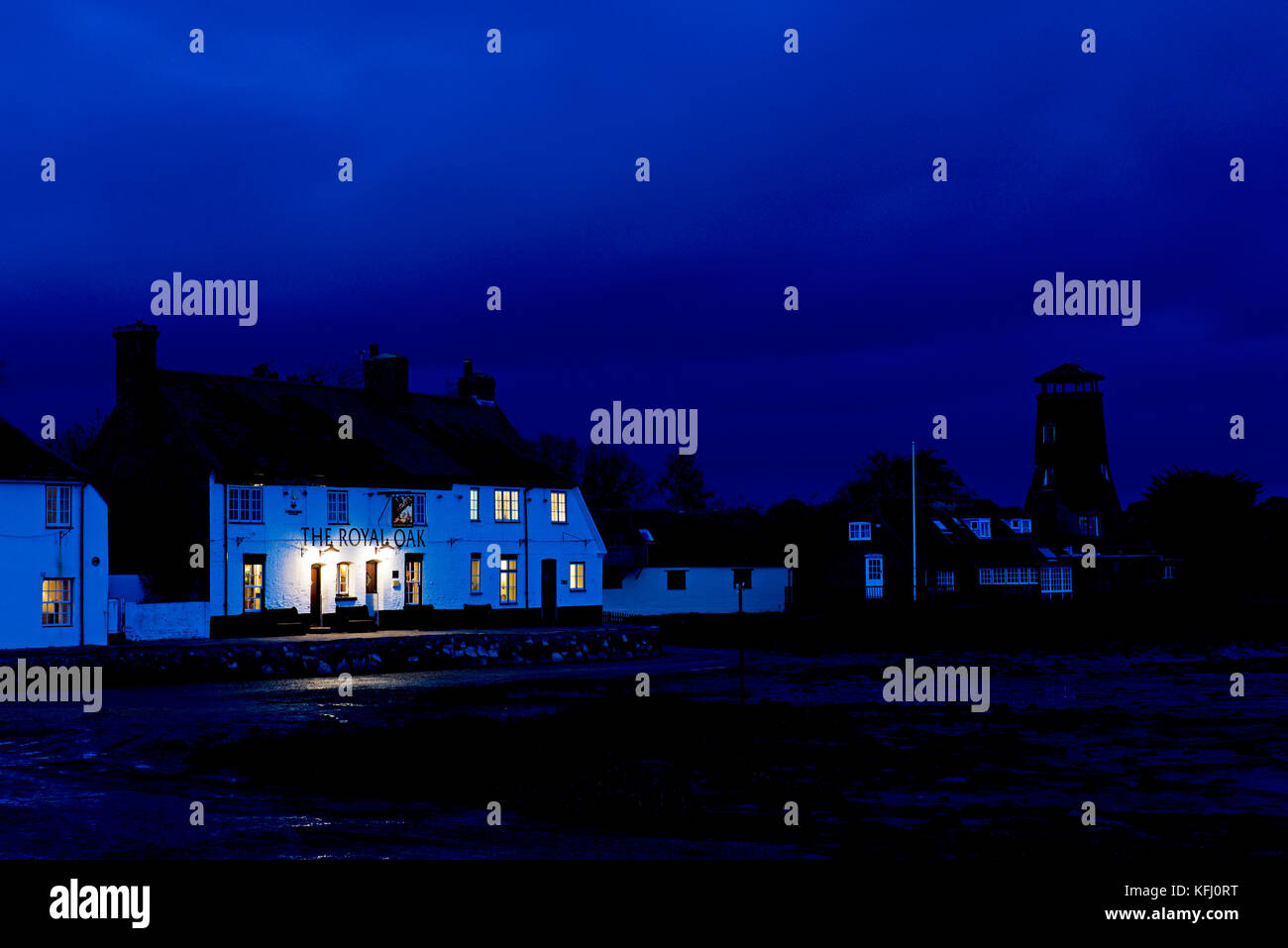 Das Royal Oak Pub und Langstone Mühle, in der Nacht, Langstone, Hampshire, England Großbritannien Stockfoto