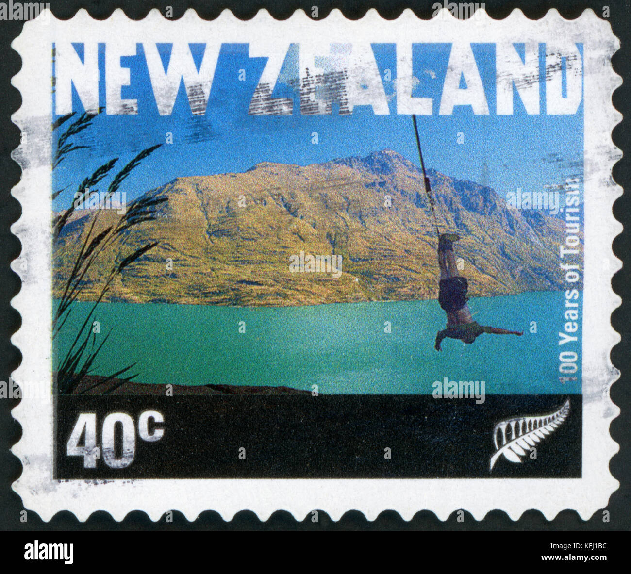 Neuseeland - ca. 2001: einen Stempel in die Neuseeland gedruckt zeigt Bungee Jumper, Queenstown, Government Tourist Office, 100, ca. 2001 Stockfoto