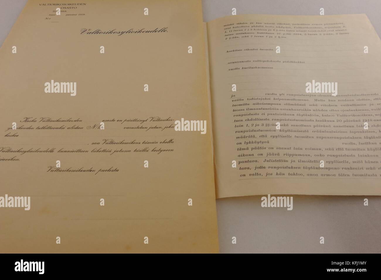 Hier sind zwei leere Annahme von Dokumenten eines Verrats, die Justiz des Weißen 1918 verwendet. Sie haben Bestrafung des Justizsystems aufgefallen Stockfoto