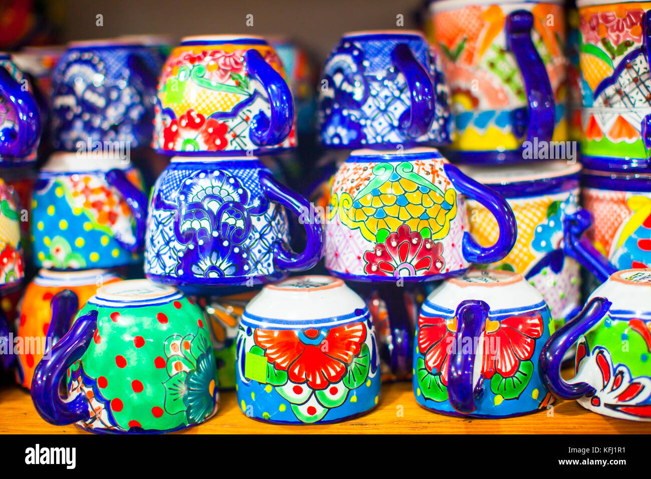 Bunte traditionelle mexikanische keramik geschirr auf die Straße Markt  Stockfotografie - Alamy