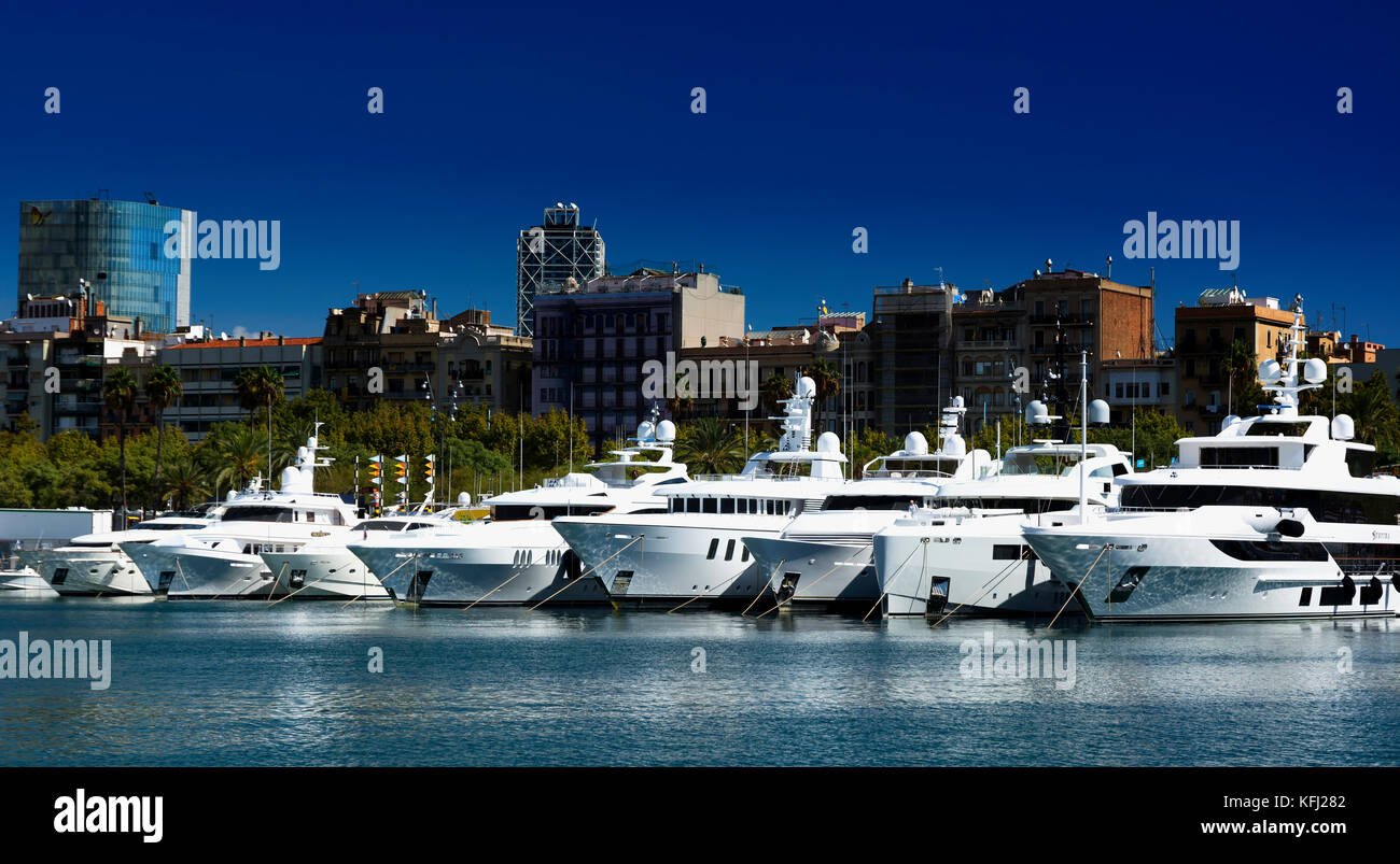 Yachten, die im Hafen von Barcelona im 20. September 2017, Spanien Stockfoto