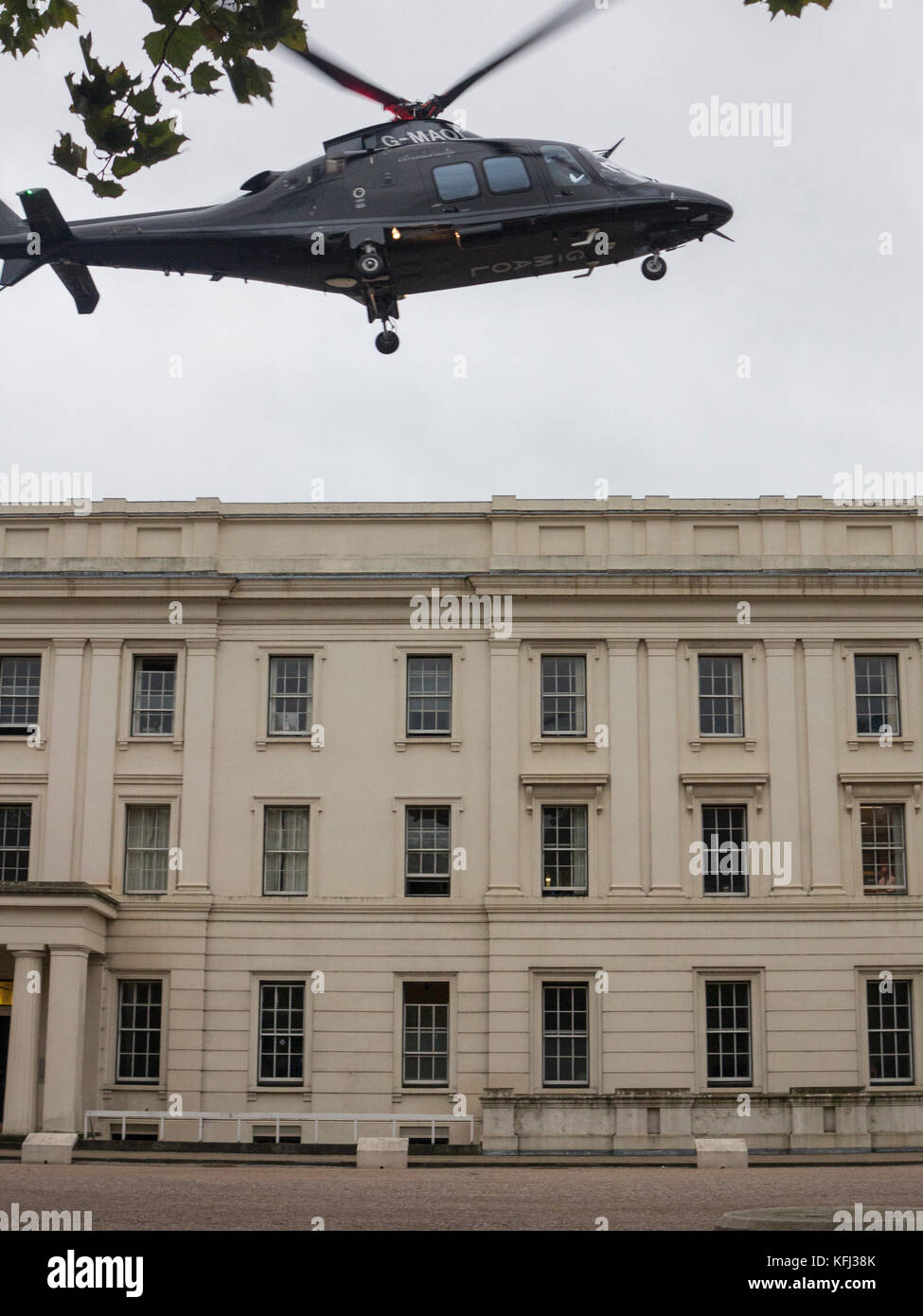 Ein Hubschrauber außerhalb Wellington Barracks Stockfoto