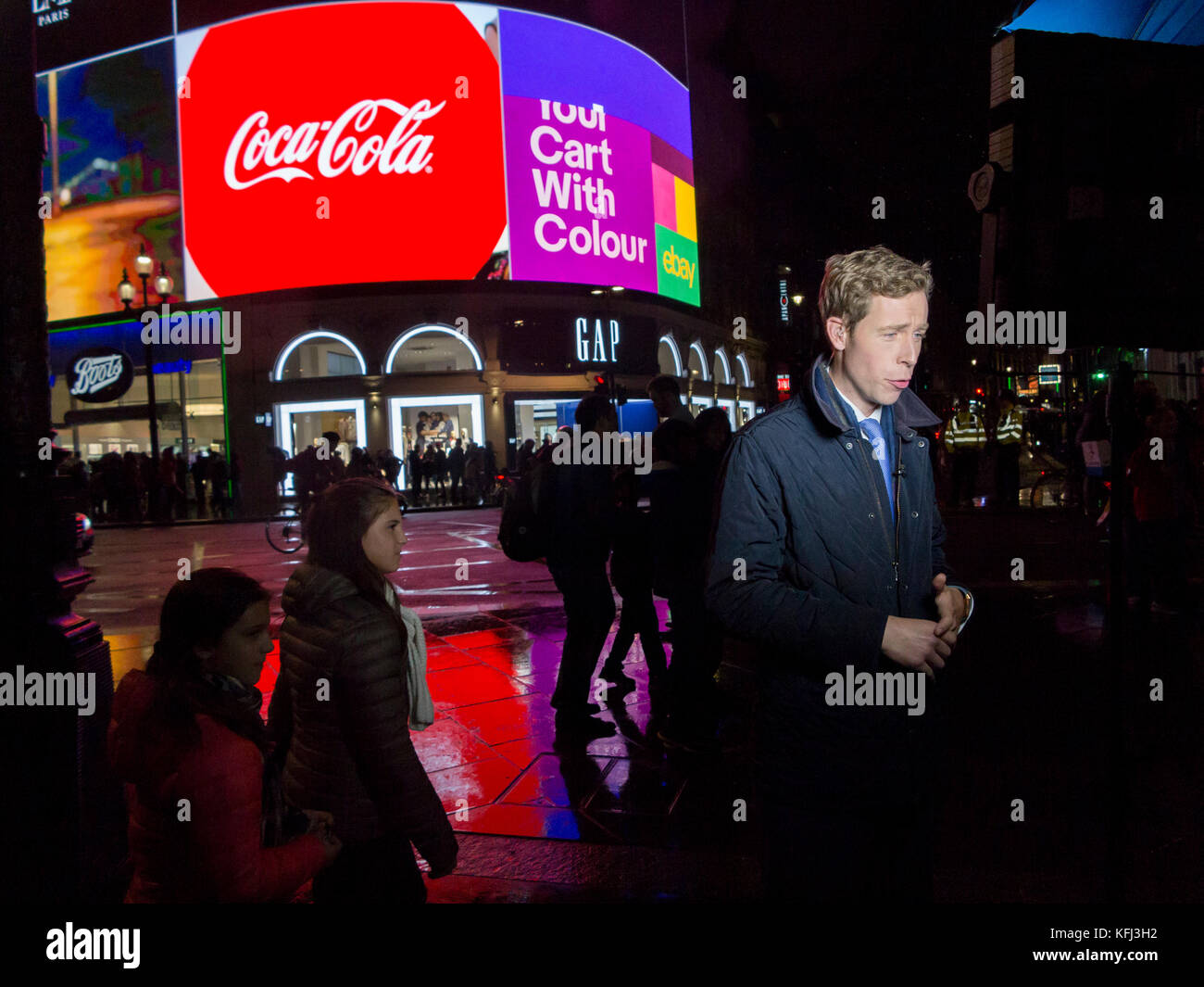 Iconic Piccadilly Circus sind wieder eingeschaltet nach 10 Monaten der Dunkelheit Stockfoto