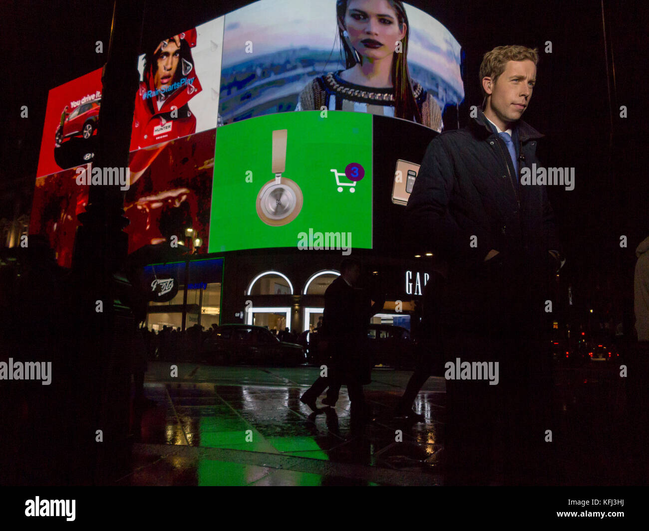 Iconic Piccadilly Circus sind wieder eingeschaltet nach 10 Monaten der Dunkelheit Stockfoto