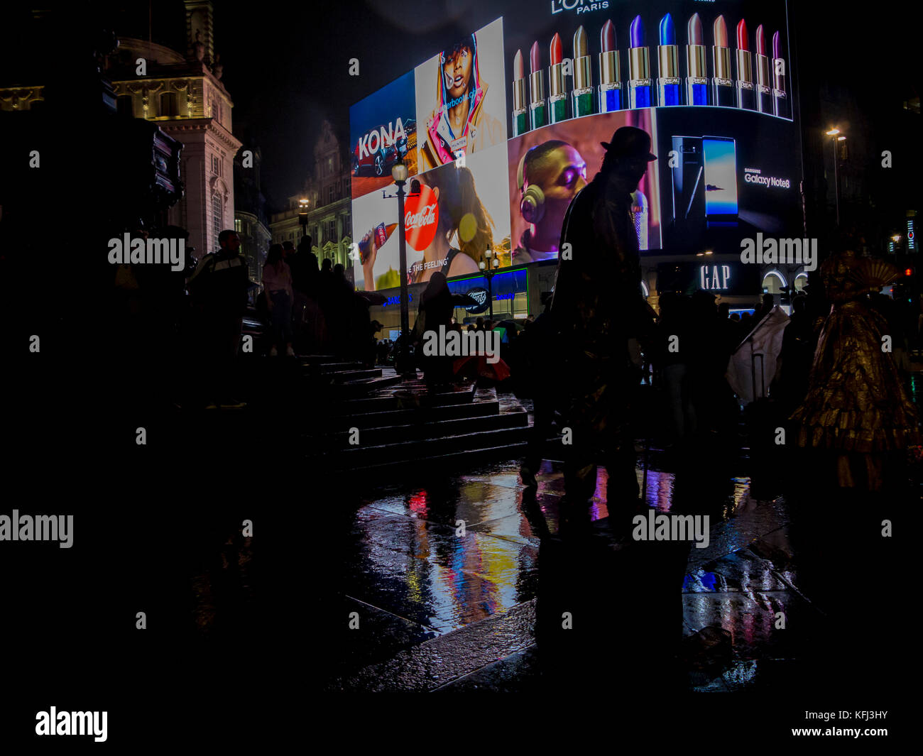 Iconic Piccadilly Circus sind wieder eingeschaltet nach 10 Monaten der Dunkelheit Stockfoto