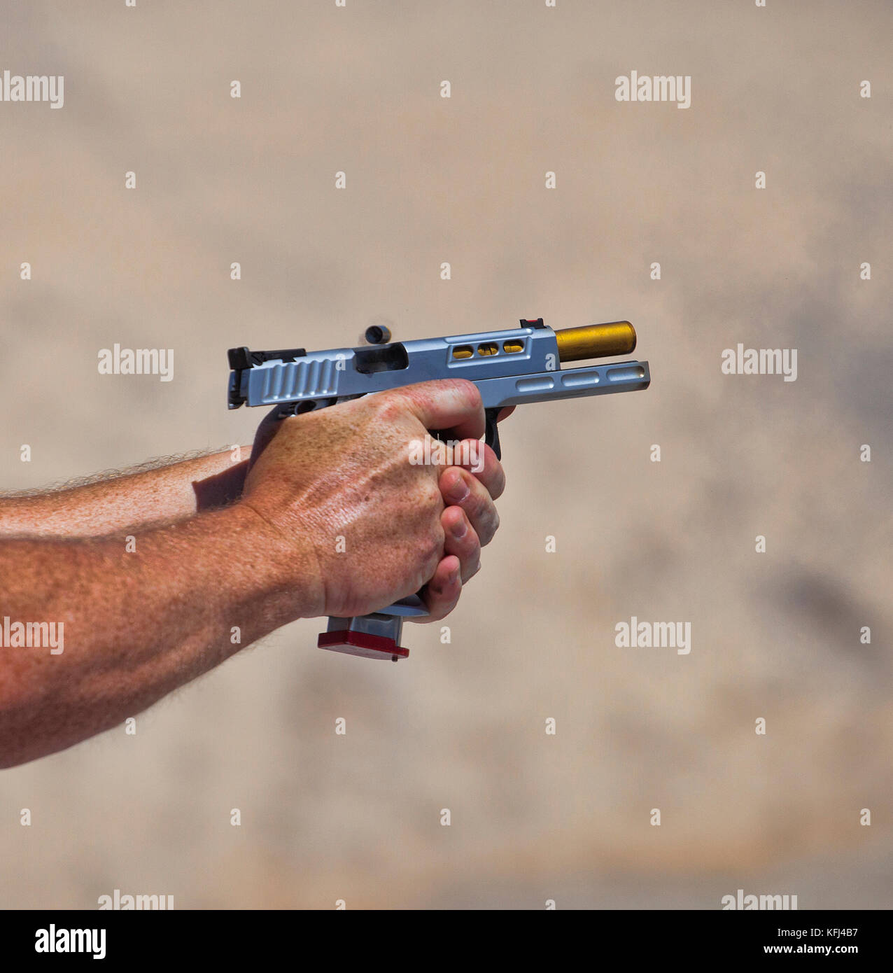 Pistole im Moment schoss leer Fall wirft Stockfoto