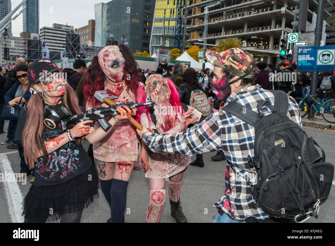 Montreal, Kanada - 28. Oktober 2017: Leute, die sich an der Zombie Walk in Montreal Downtown Stockfoto
