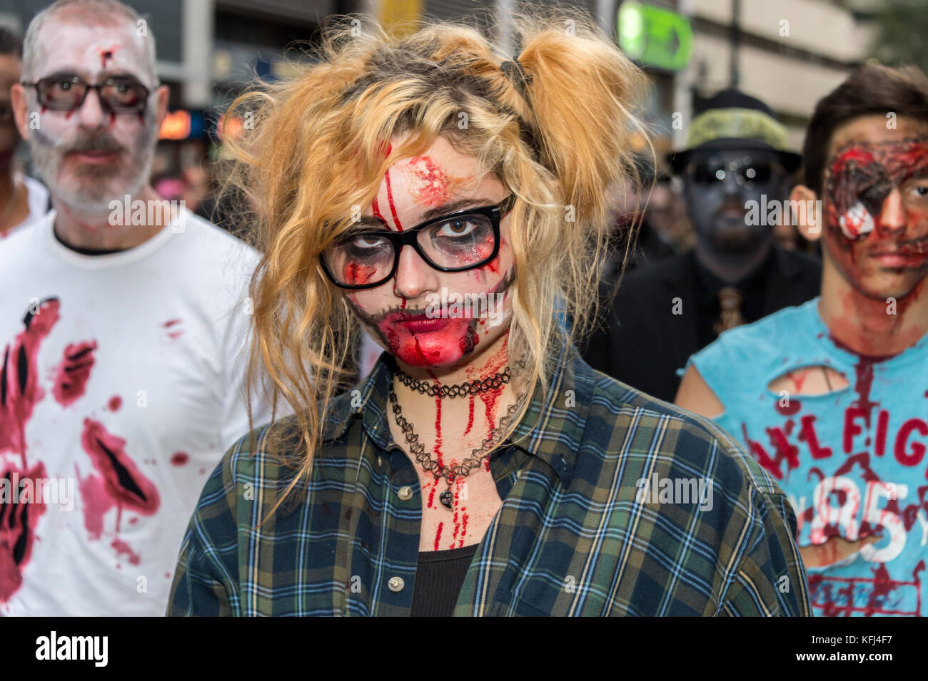 Montreal, Kanada - 28. Oktober 2017: Leute, die sich an der Zombie Walk in Montreal Downtown Stockfoto