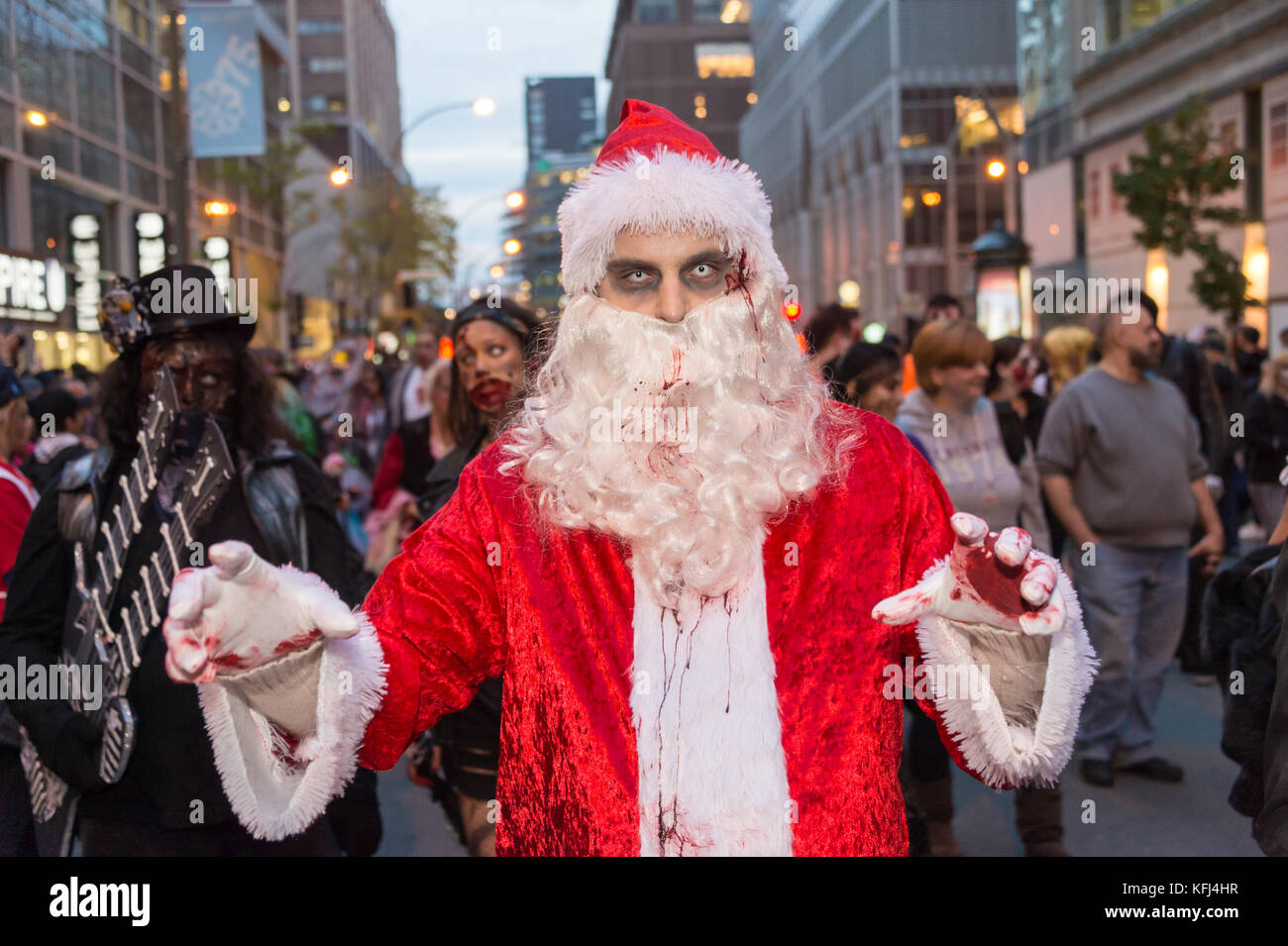 Montreal, Kanada - 28. Oktober 2017: Untoten Santa Claus im Rahmen der Zombie Walk in Montreal Downtown Stockfoto