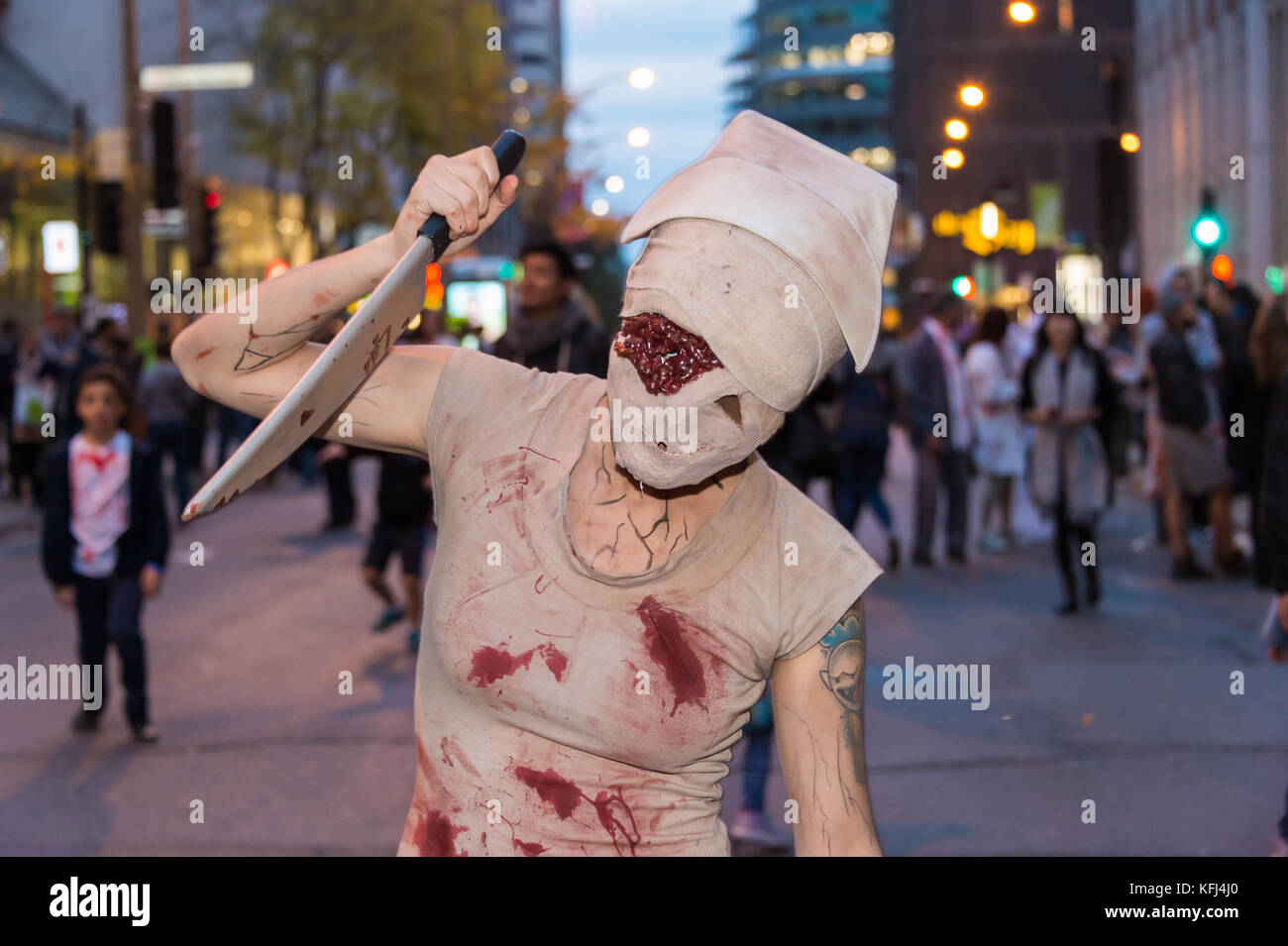 Montreal, Kanada - 28. Oktober 2017: Leute, die sich an der Zombie Walk in Montreal Downtown Stockfoto