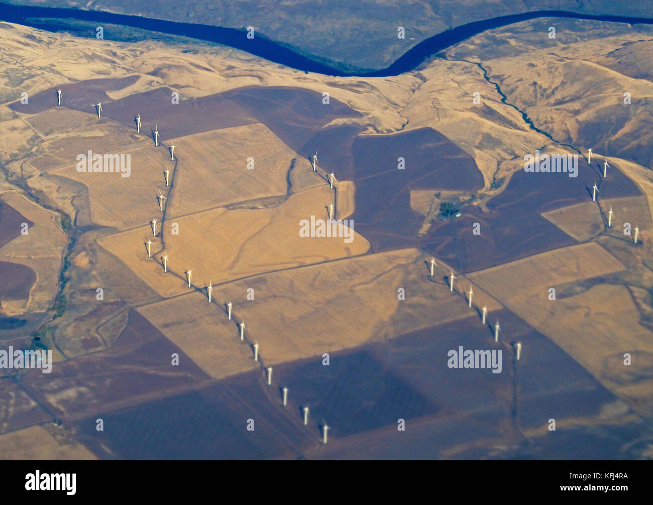 Windenergieanlagen in landwirtschaftlichen Gebieten im östlichen Oregon. Stockfoto