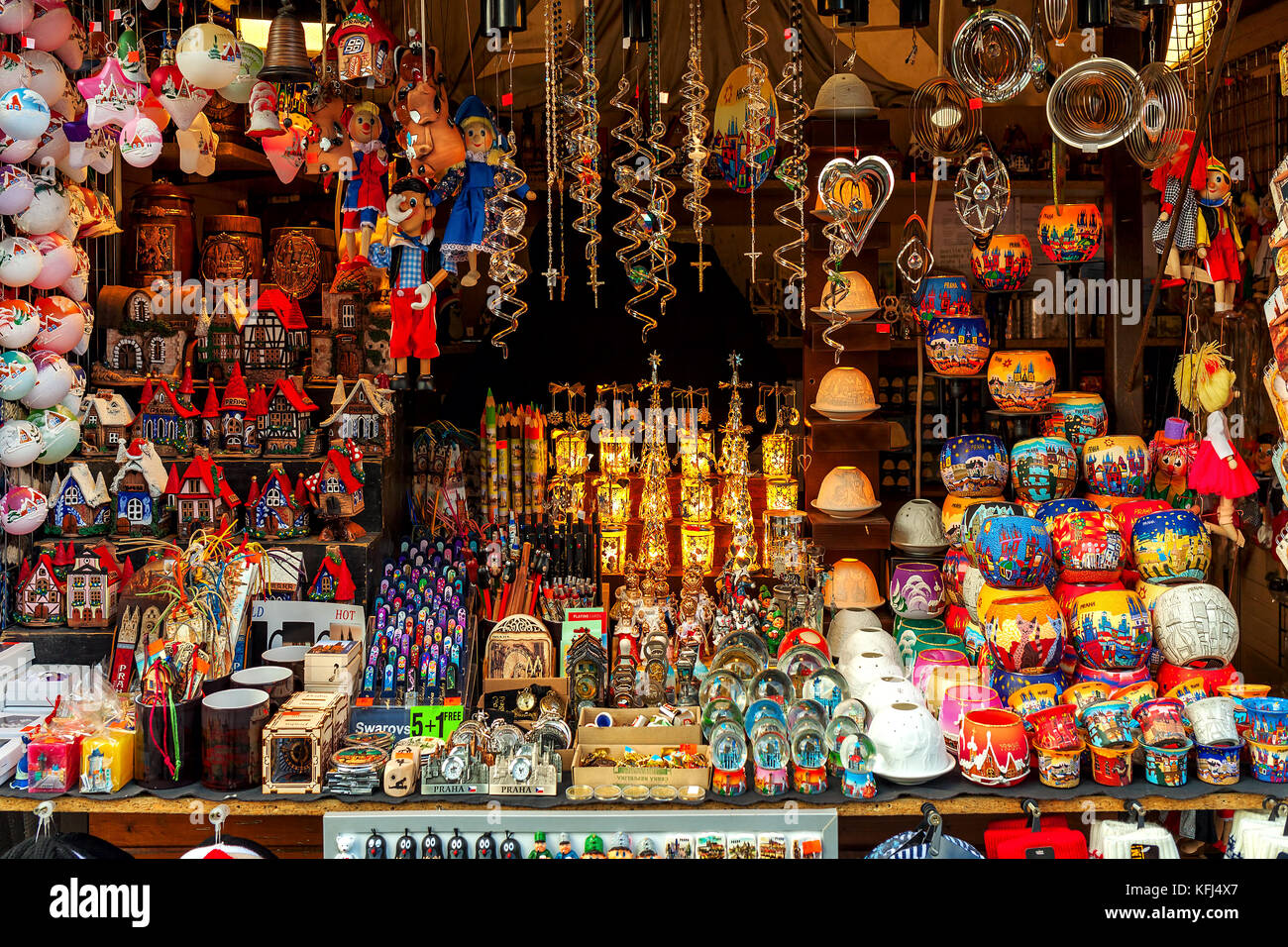 Prag, Tschechische Republik - 10. Dezember 2015: Dekorationen und ...
