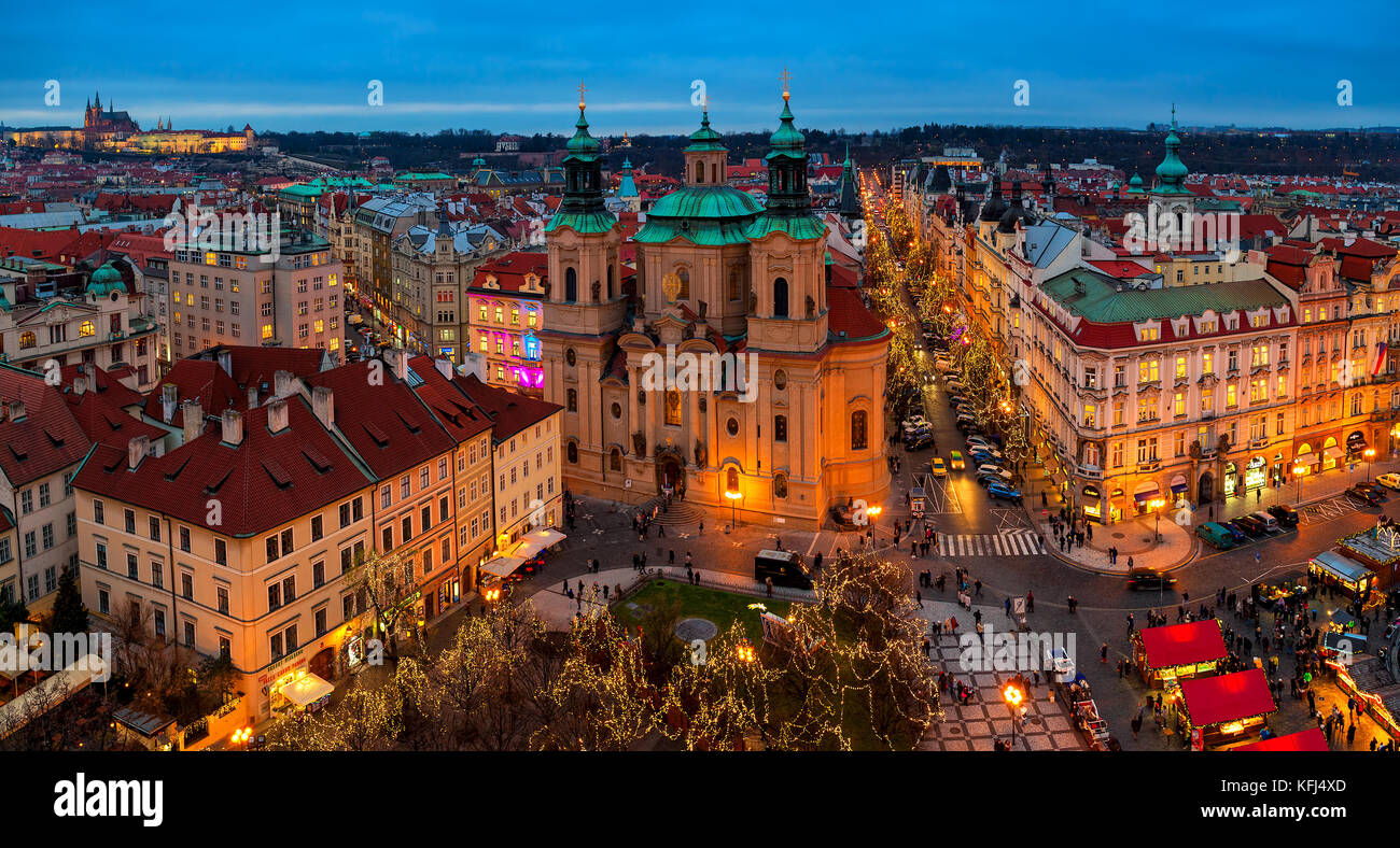 Prag, Tschechische Republik - 10. Dezember 2015: Panoramablick auf die Stadt Blick auf die Skyline, beleuchteten Gebäuden und Weihnachtsmarkt auf dem Altstädter Ring in Prag. Stockfoto