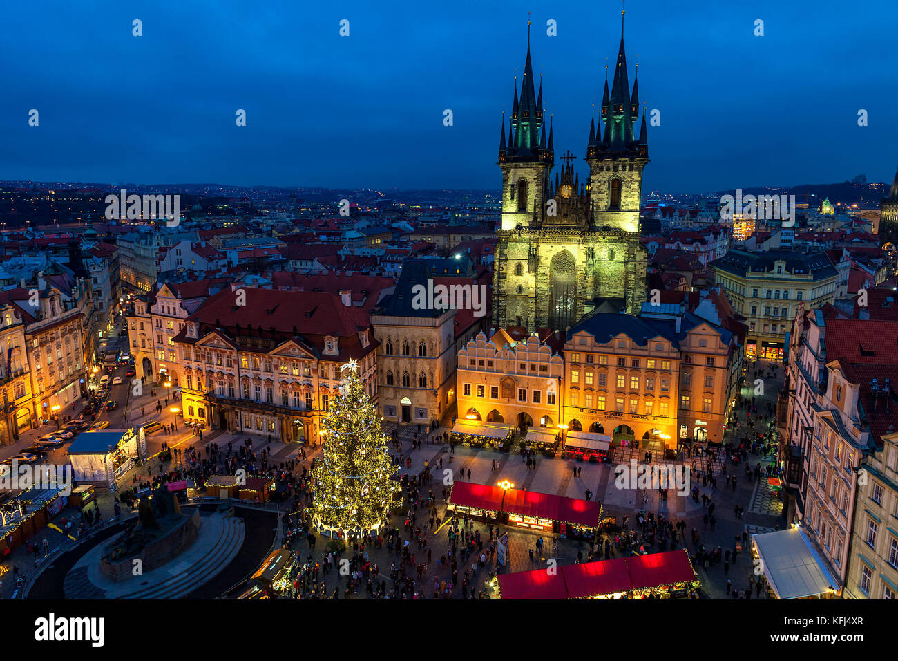 Prag, Tschechische Republik - 10. Dezember 2015: Abendlicher Blick von oben auf den traditionellen Weihnachtsmarkt auf dem Altstädter Ring in Prag. Stockfoto