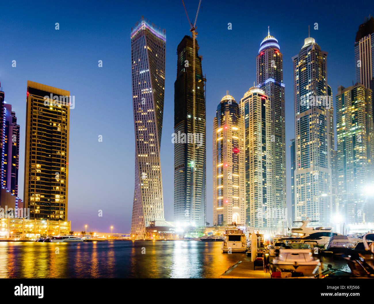Malerischer Blick auf den Jachthafen von Dubai in den Vereinigten Arabischen Emiraten bei Nacht Stockfoto