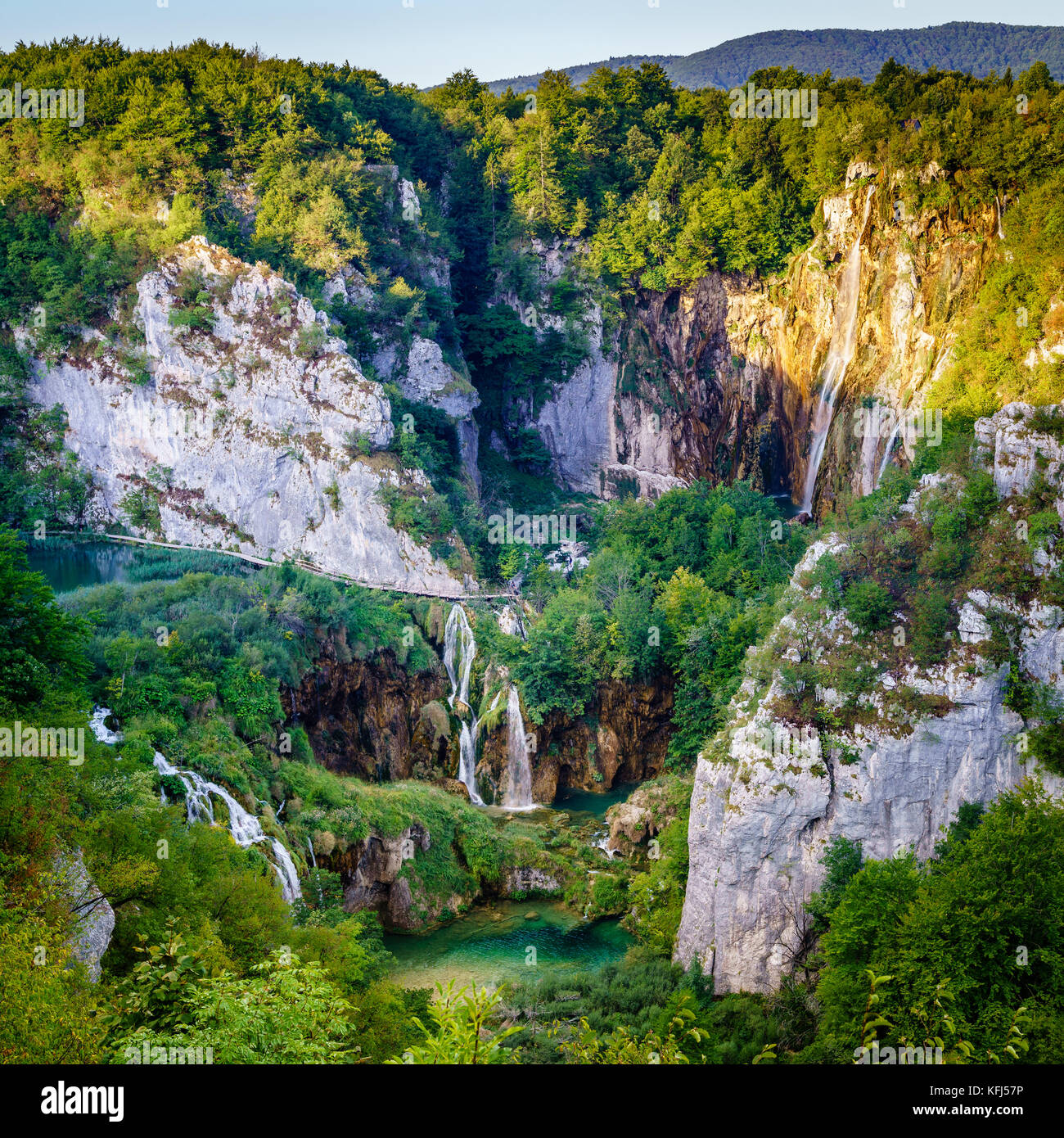 Top down Sicht auf den großen Wasserfall oder veliki Slap im Nationalpark Plitvicer Seen Stockfoto