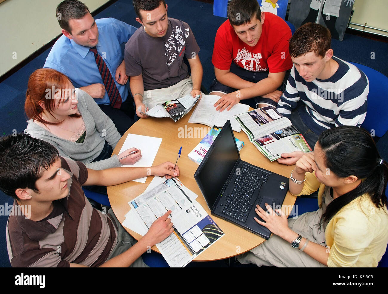Churston Ferrers Grammar School, Devon, Investment Club mit Tutor Matthäus Rappel (dunkelblaues Hemd). Stockfoto