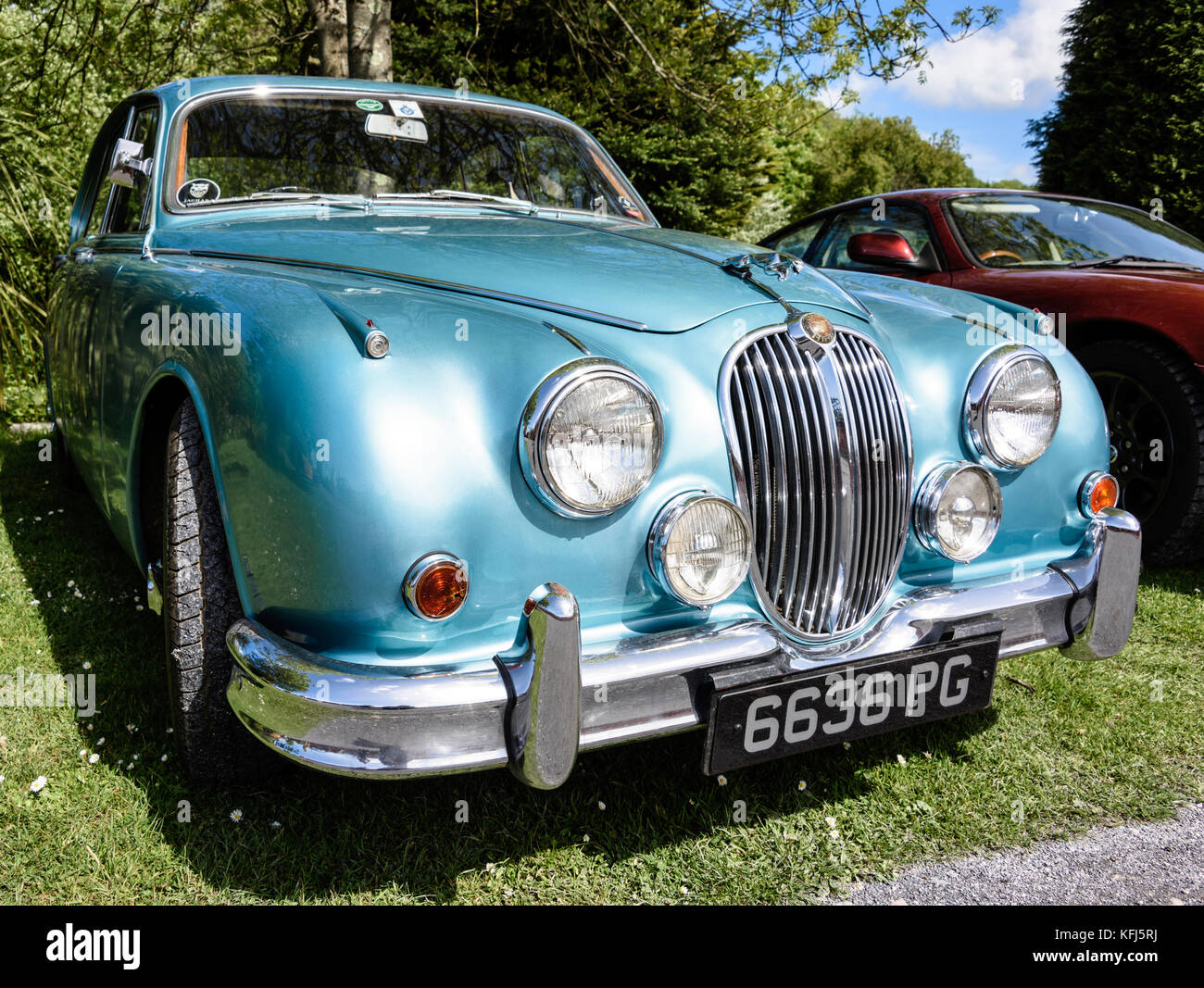 Low-Winkel, der vorderen drei Viertel Ansicht eines klassischen Jaguar Mark 2 Stockfoto