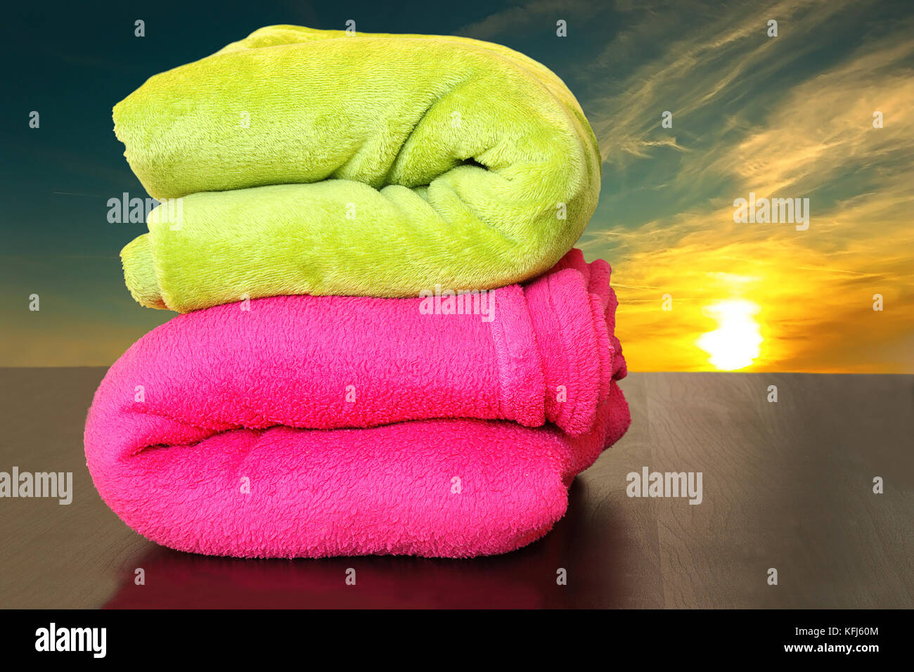 Bunte Handtücher für Sonnenuntergang im Meer vorbereitet, schöne Sonnenterrasse im Hintergrund Stockfoto