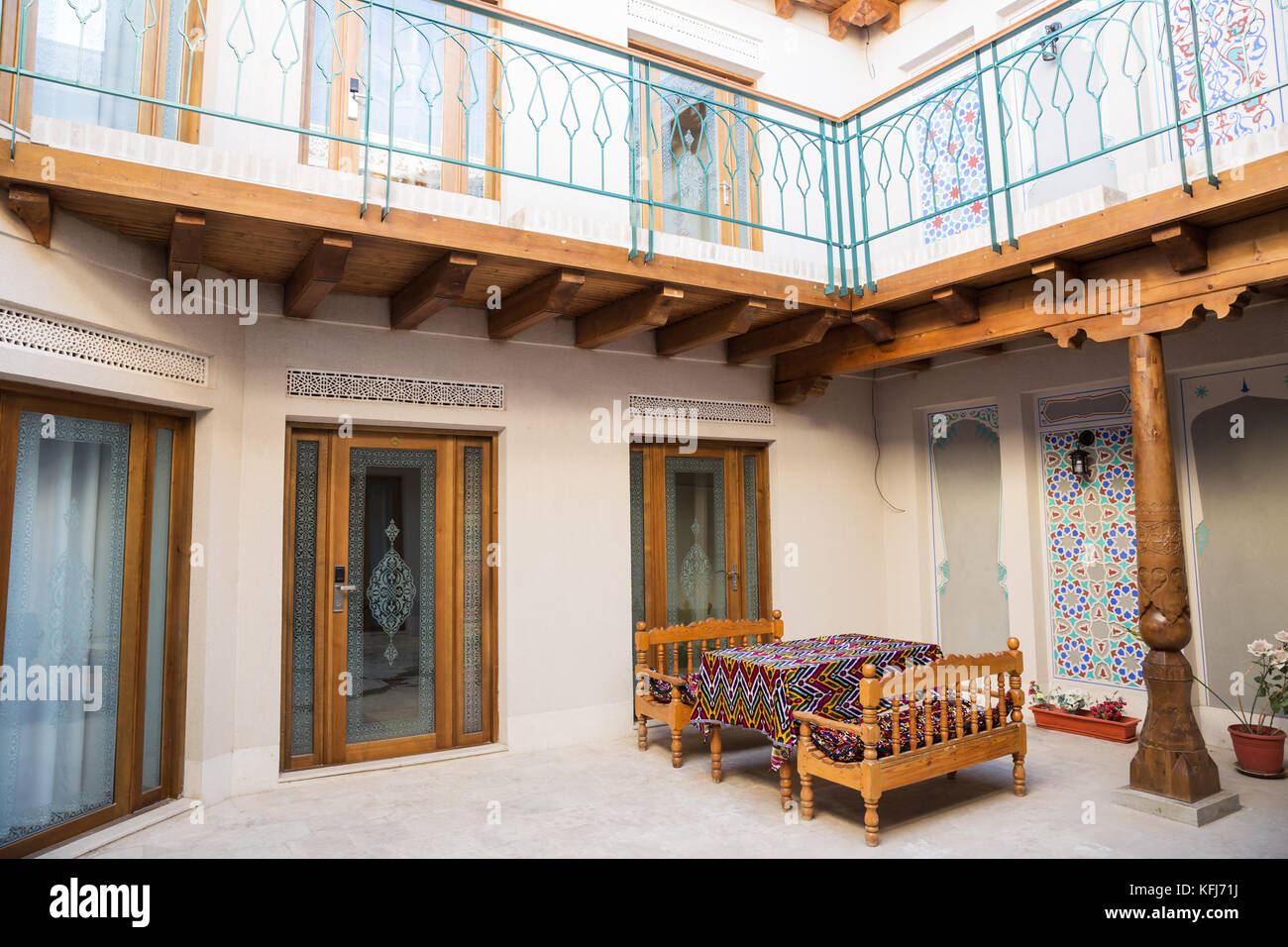 BUCHARA, USBEKISTAN - 19. OKTOBER 2016: Inneneinrichtung des Hotels in Buchara. Der Innenhof ist im nationalen Stil eingerichtet Stockfoto