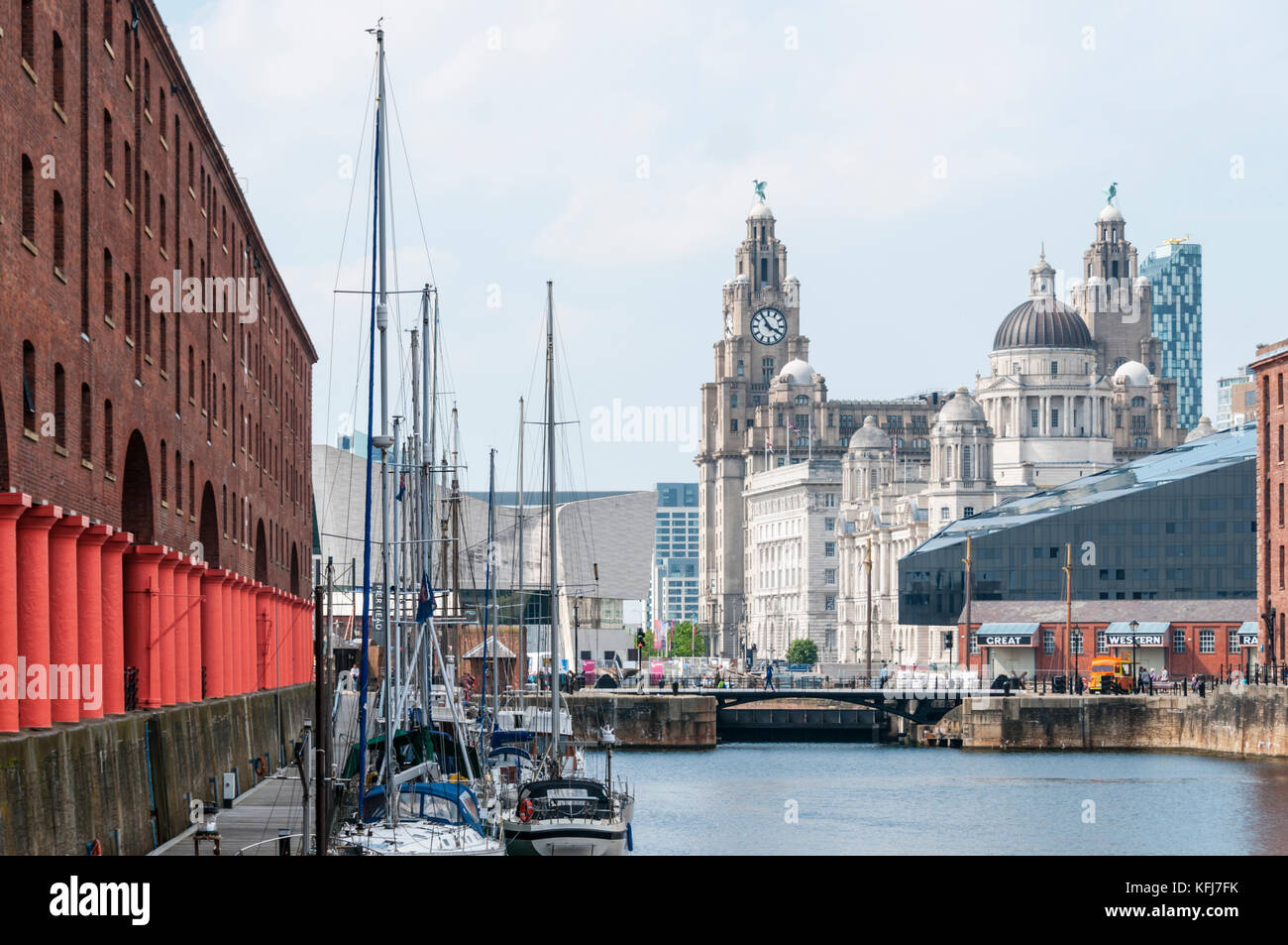Albert Dock mit der Drei Grazien auf der Liverpool Waterfront im Hintergrund. Stockfoto