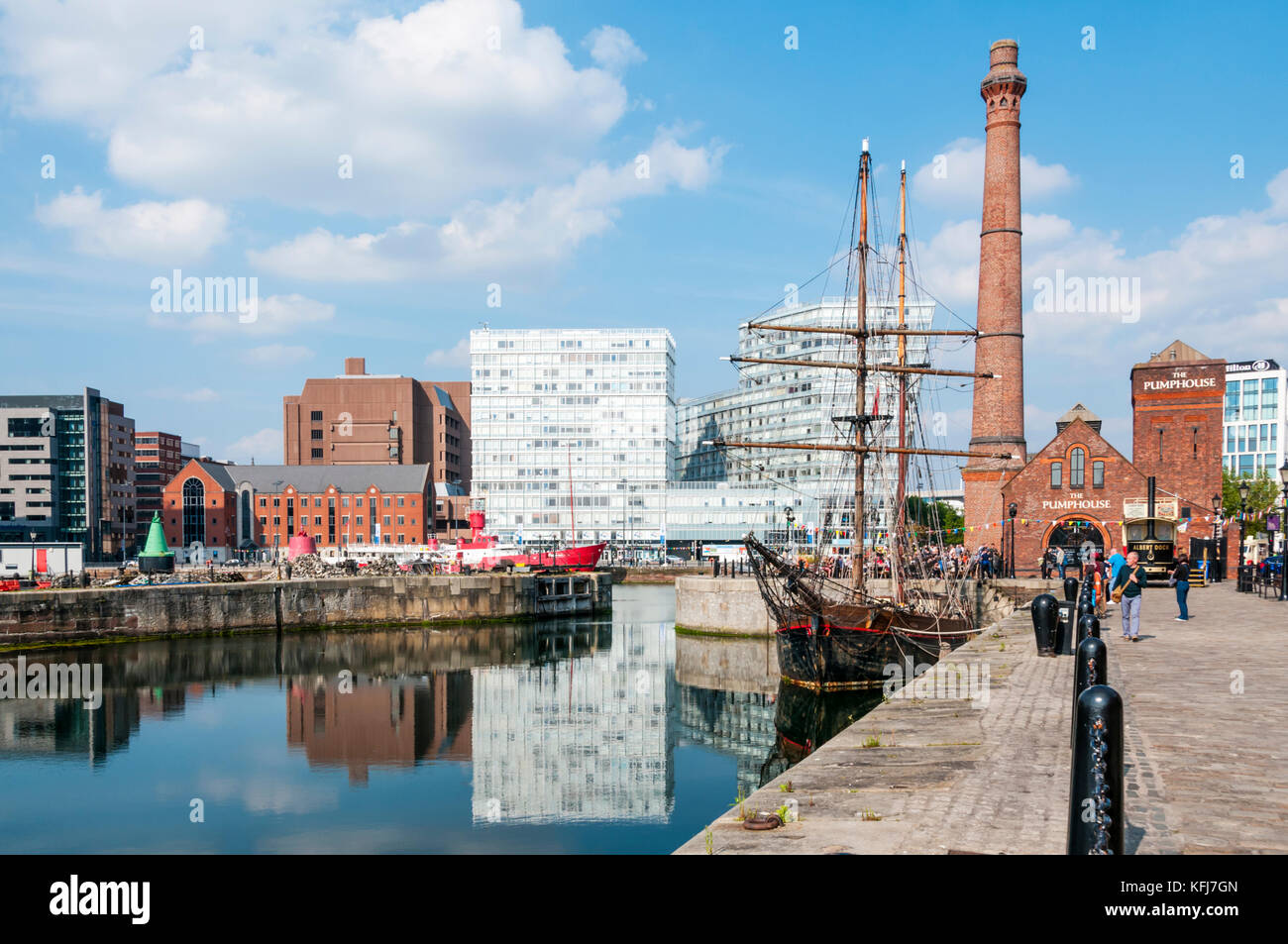 Der canning Dock mit restaurierten historischen Tall Ship Zebu und das Pumpenhaus Public House in Liverpools restaurierte Hafenviertel. Stockfoto