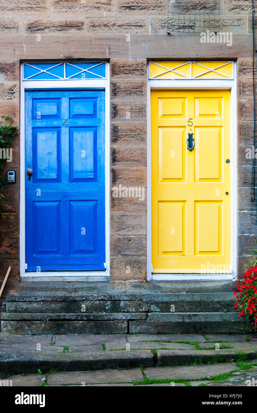 Blau und Gelb farbige Haustüren. Stockfoto