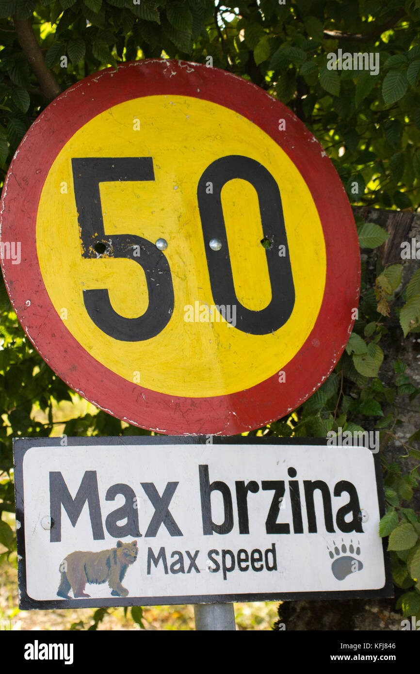 Tempolimit Zeichen 50 max. Geschwindigkeit (max brzina) an der kuterevo tragen Heiligtum, Lika, Kroatien Stockfoto