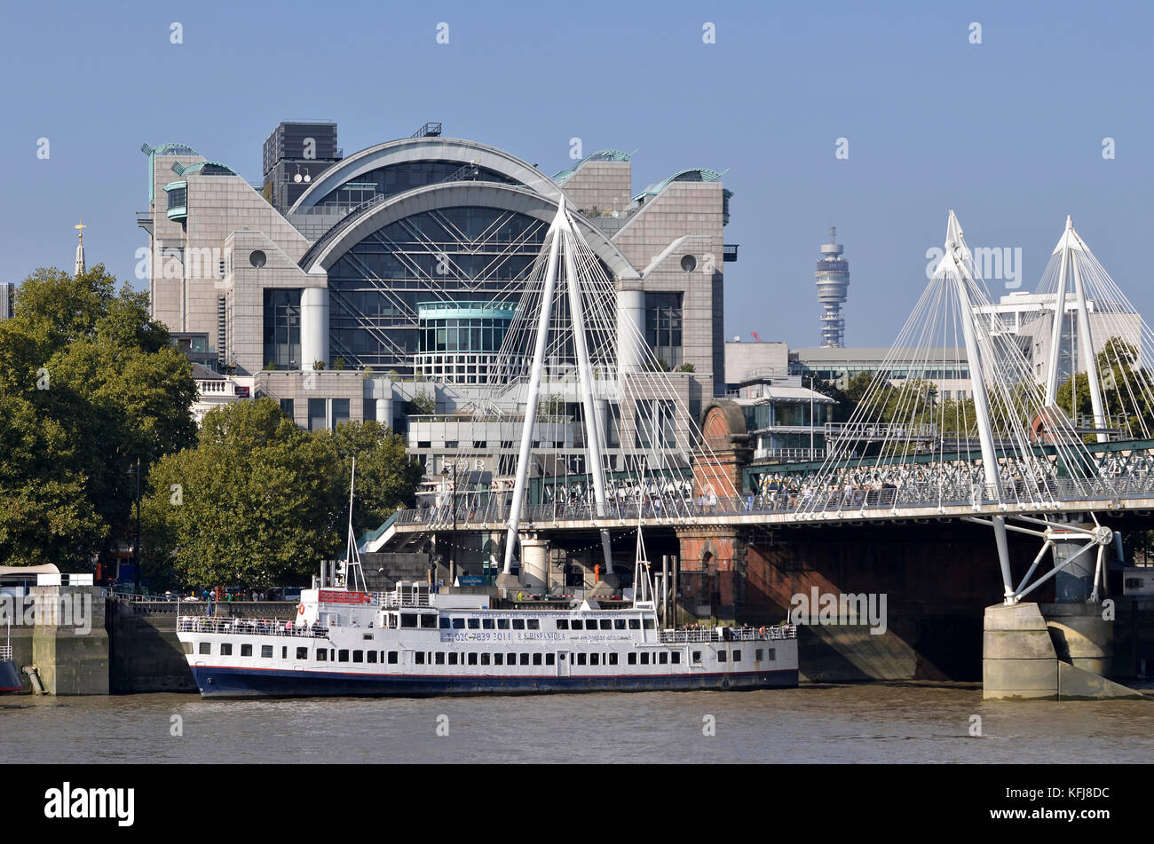 Golden Jubilee und Hungerford Brücken, Themse, London, UK. RS Hispaniola in den Vordergrund und Charing Cross Station hinter sich. Stockfoto