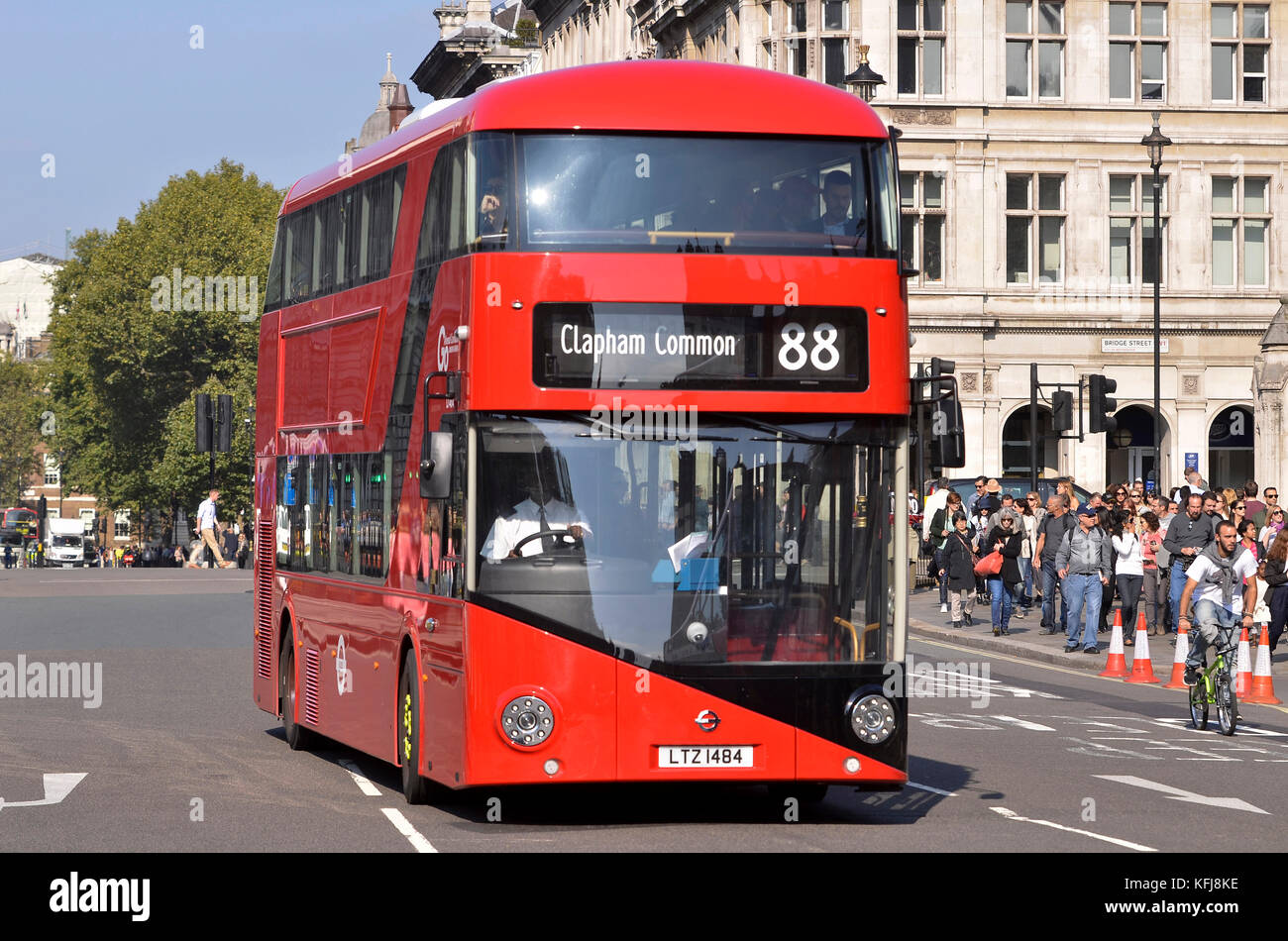 London Bus. Neuen Routemaster London Bus von Heatherwick Studio entworfen und von Wrightbus hergestellt, fahren gesehen, durch Westminster, London. Stockfoto
