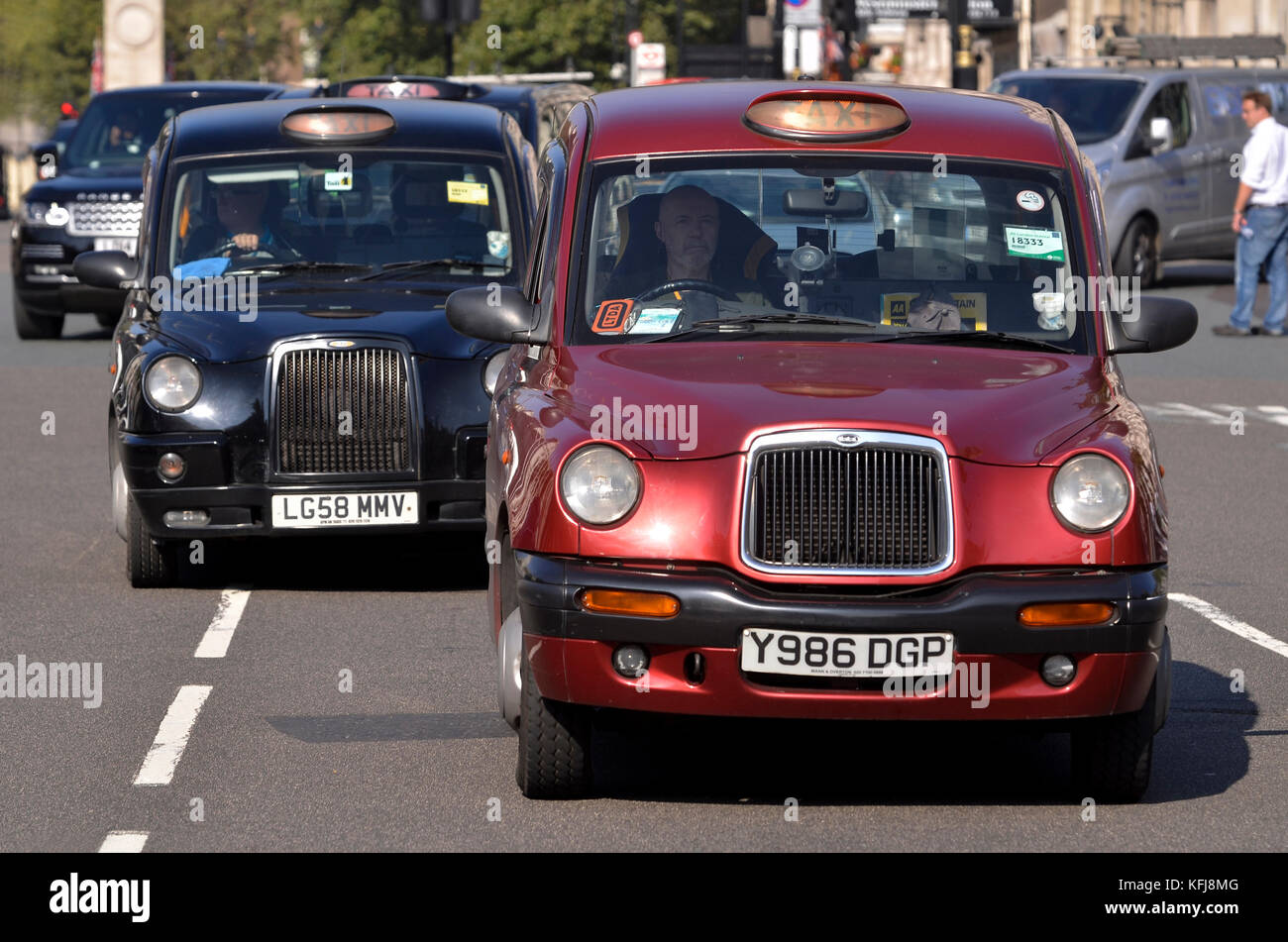 London Taxi im Verkehr, Westminster, London. Beide sind TX 4 Taxis von der Londoner Taxi Unternehmen hergestellt, früher LTI-Fahrzeuge. Stockfoto