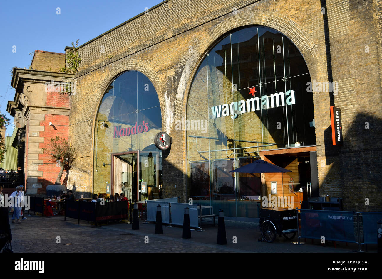 Nando's und Wagamama Restaurants, Clink Street Bahnhof Bögen, London, UK. Stockfoto