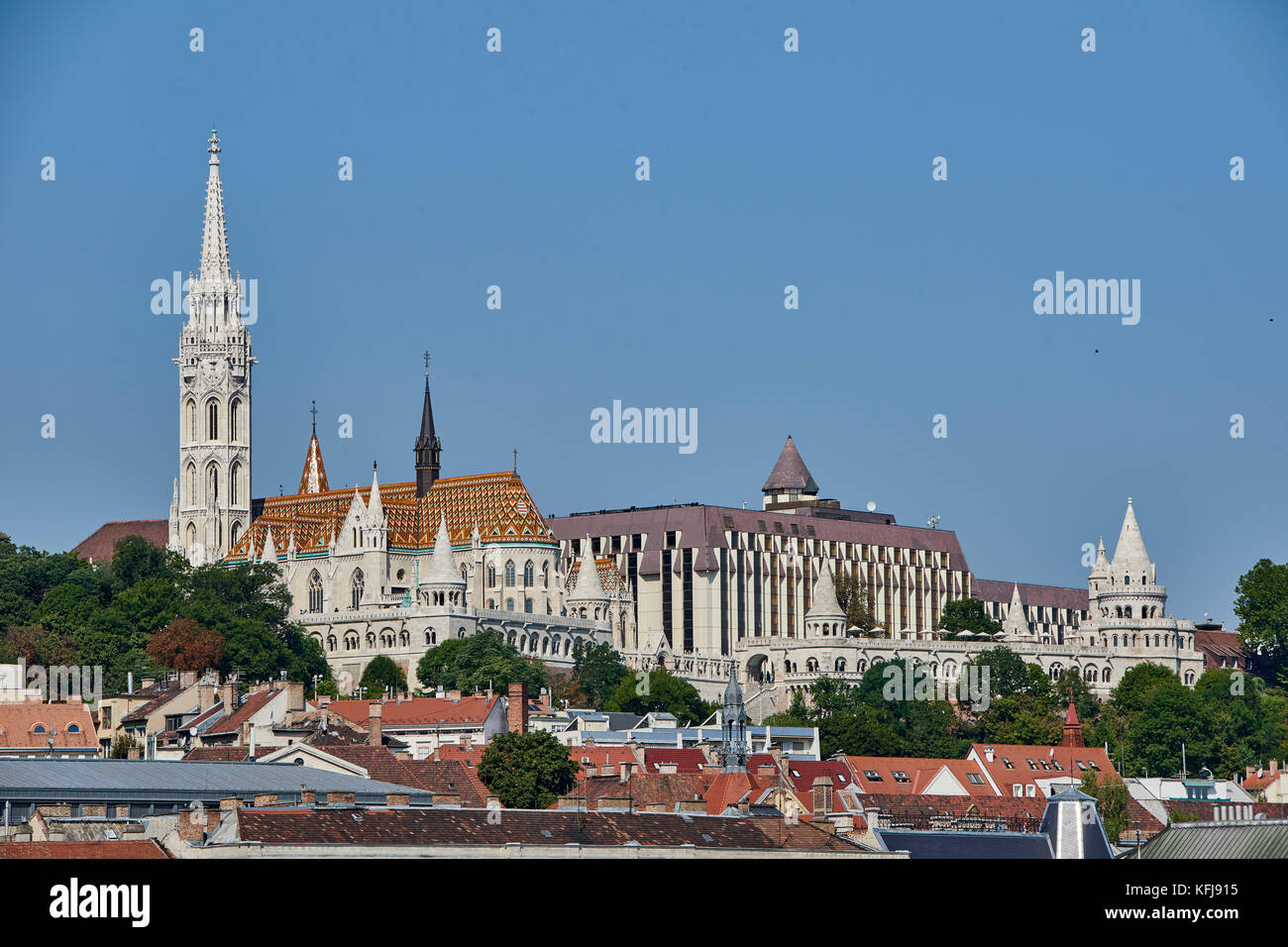 Matthiaskirche Budapest, Blick von der Entfernung auf der Donau Stockfoto