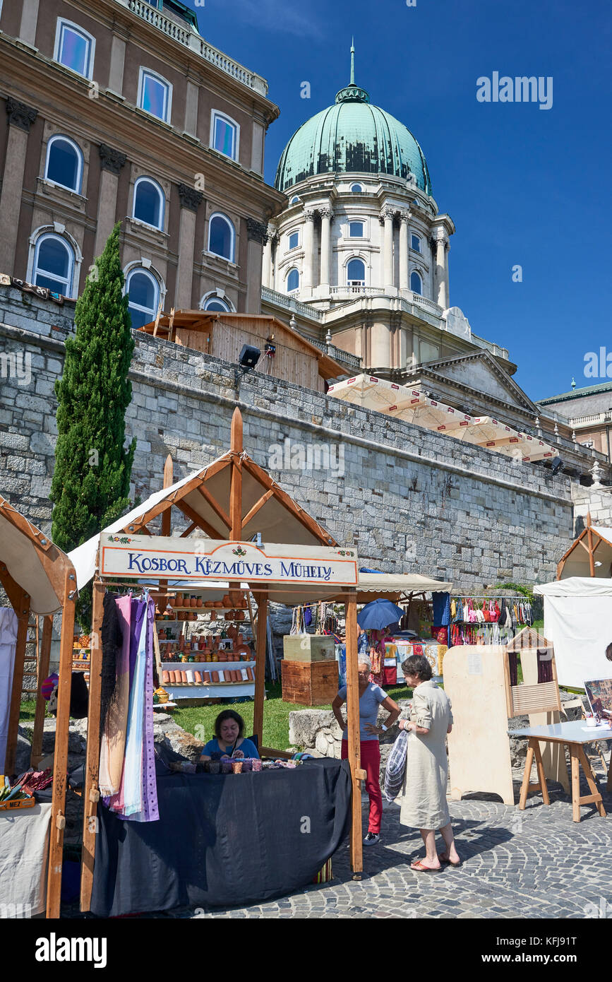 Jährliche kunsthandwerkermarkt an der Budaer Burg, Budapest - Buda Castle Dome im Hintergrund Stockfoto