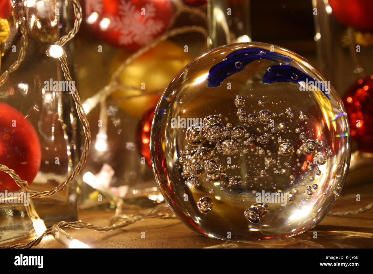 Lichterzauber mit Glas und Lichterketten, Licht Stockfoto