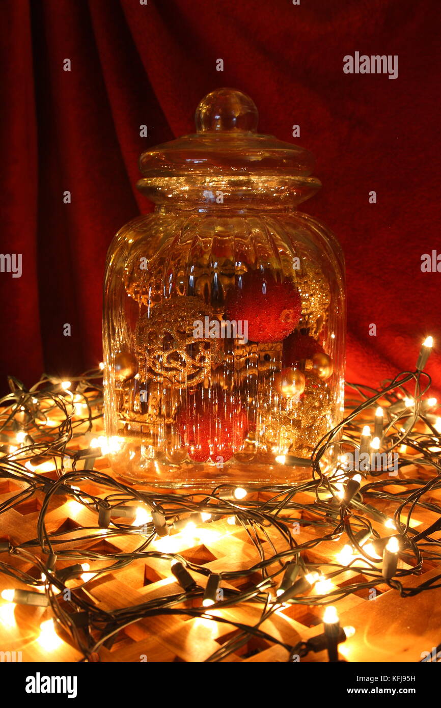 Lichterzauber mit Glas und Lichterketten, Licht Stockfoto