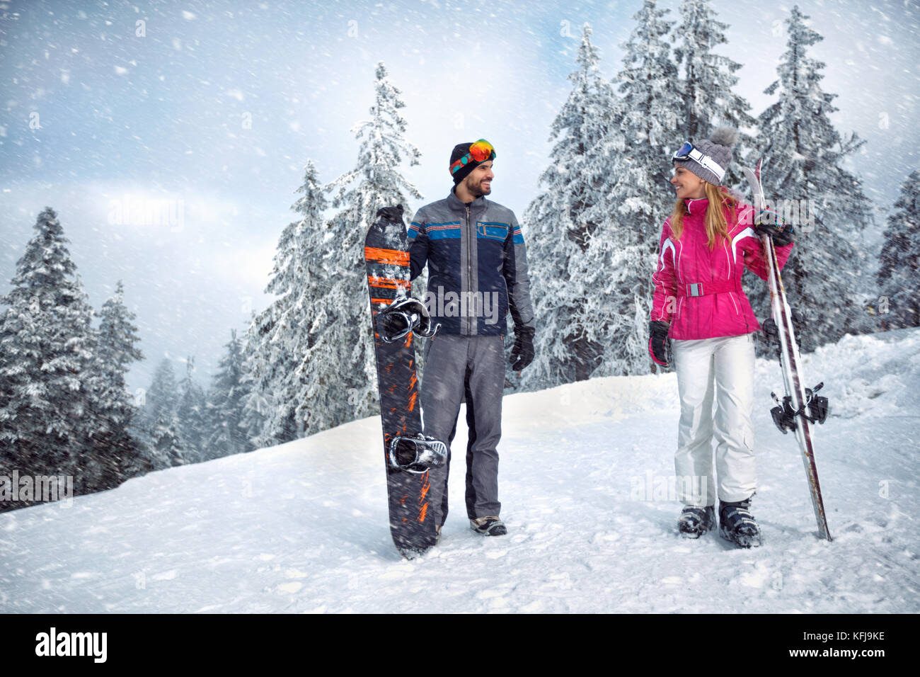 Skifahren, Winter, Skiurlaub - lächelndes Paar im Winterurlaub Stockfoto