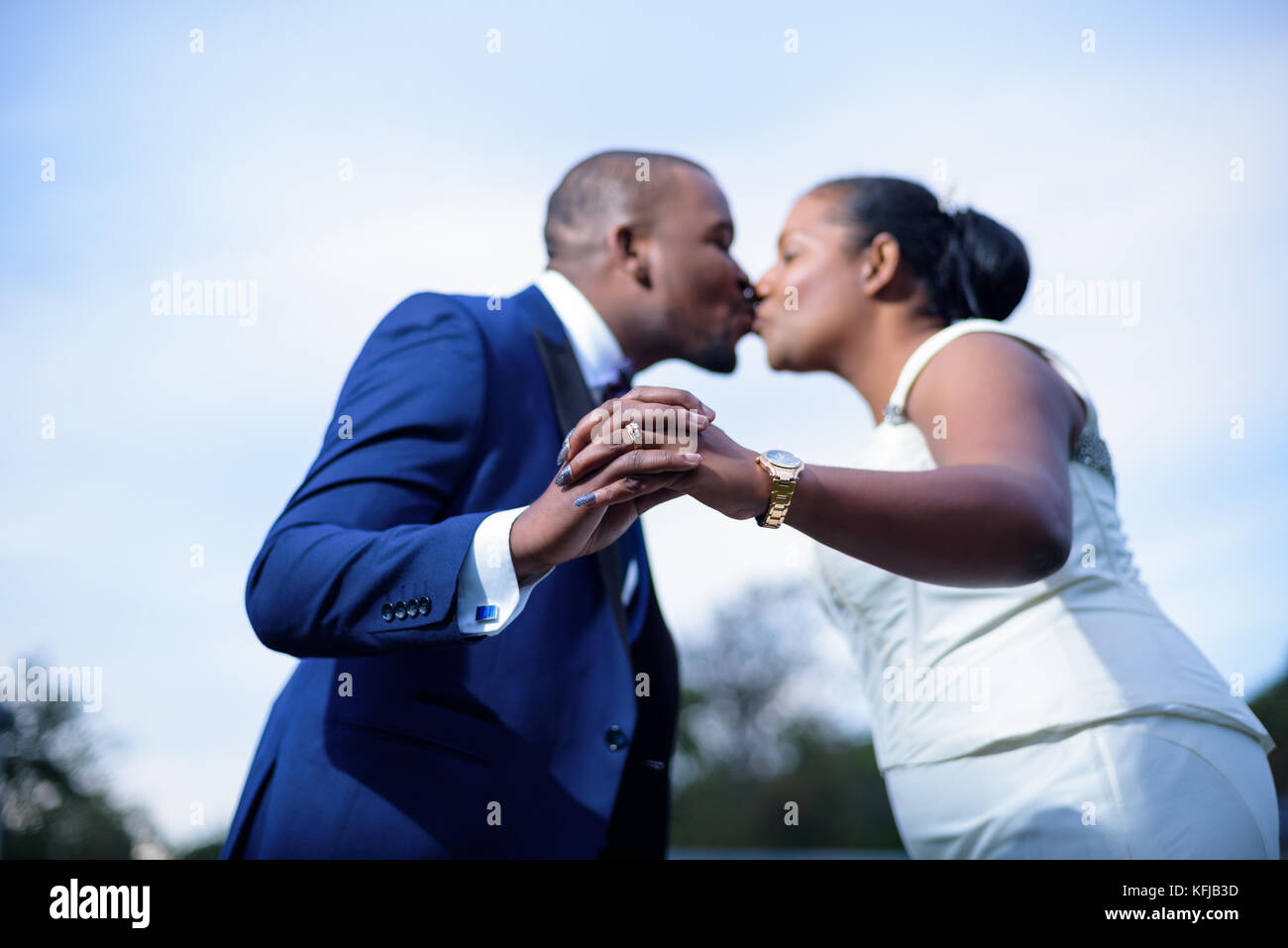 Braut und Bräutigam küssen und Hände mit Ringen Stockfoto