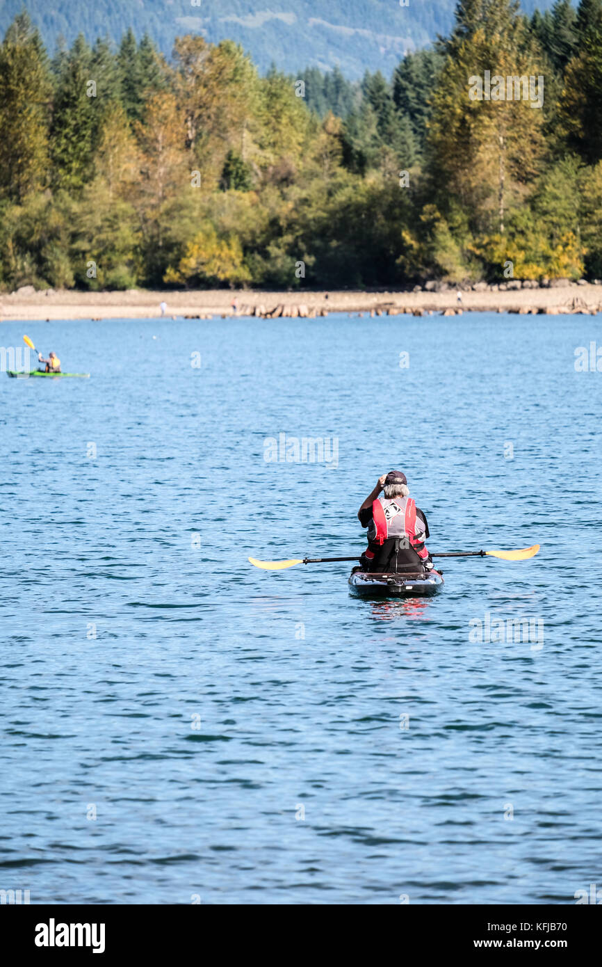 Kajakfahrer in ruhigen See Wasser an einem sonnigen Herbstnachmittag Stockfoto