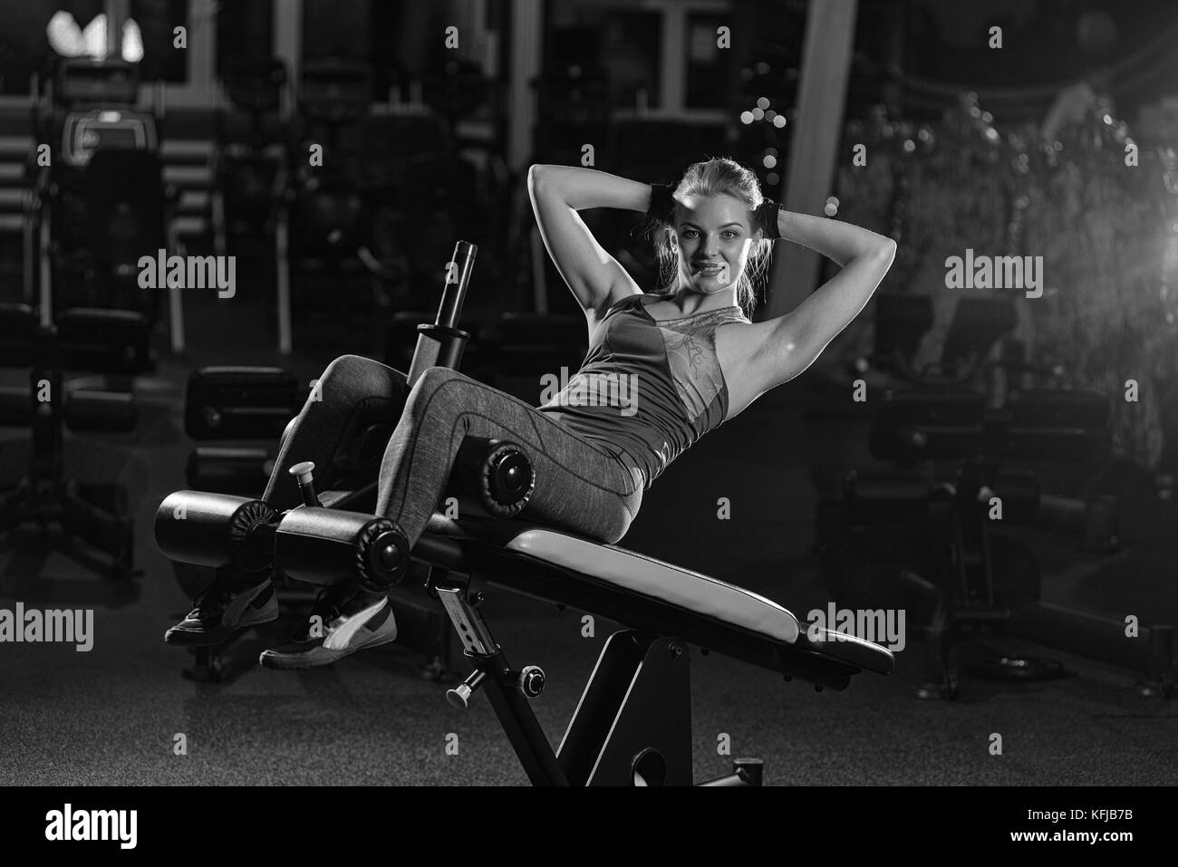 Frau tun Kraftübungen für ABS-Muskeln Stockfoto
