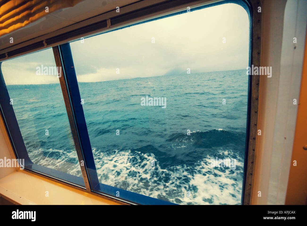 Reisen per Schiff. Meer Blick aus dem Fenster Stockfoto