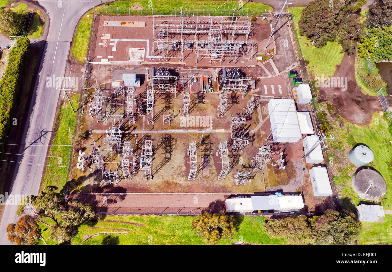 Die Verteilung von Hochspannung Umspannwerk in regionalen australische Stadt gesehen von oben auf einem Block von Land aus Isolatoren, Stangen, Drähte und Trans Stockfoto