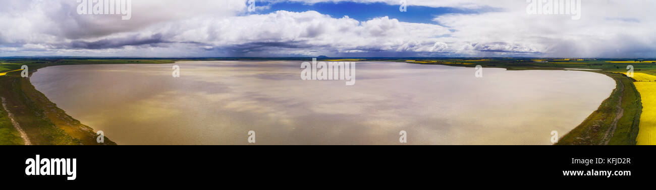 Flachen großen flachen hypersline Lake Corangamite in erhöhten Antenne Panoramablick an einem bewölkten Tag. Stockfoto