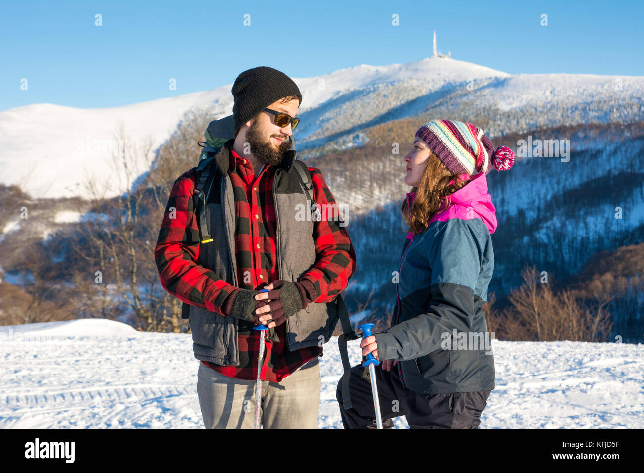 Glückliches Paar von Wanderer erkunden schneebedeckten Berge an einem sonnigen Tag Stockfoto