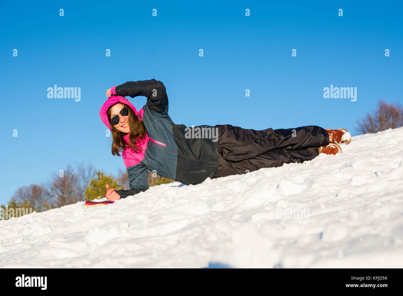 Mädchen mit Auf schneebedeckten Berg in Ski Jacke Stockfoto