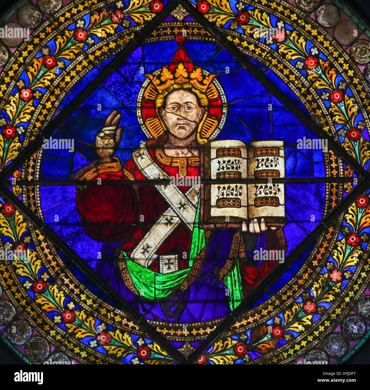 Glasmalereien in der Basilika San Petronio, Bologna, Emilia Romagna, Italien, zeigt Jesus die Heilige Schrift Stockfoto