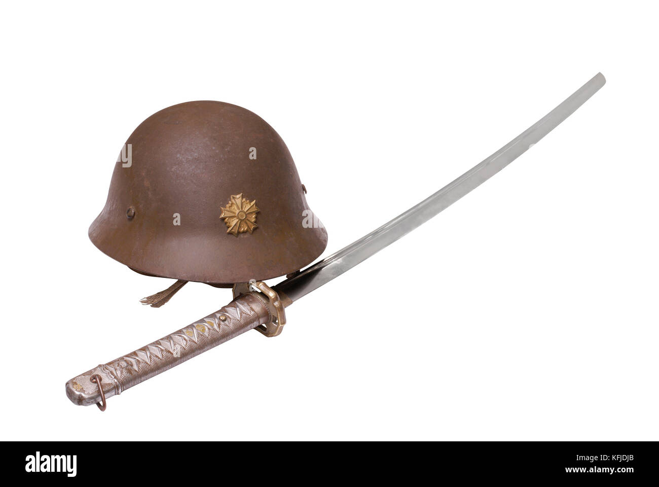 Zusammensetzung mit der japanischen Sergeant' neue militärische Schwert (Shin guntō)" (1939-44) mit battle Helm von pro-Japan Manchukuo. Stockfoto
