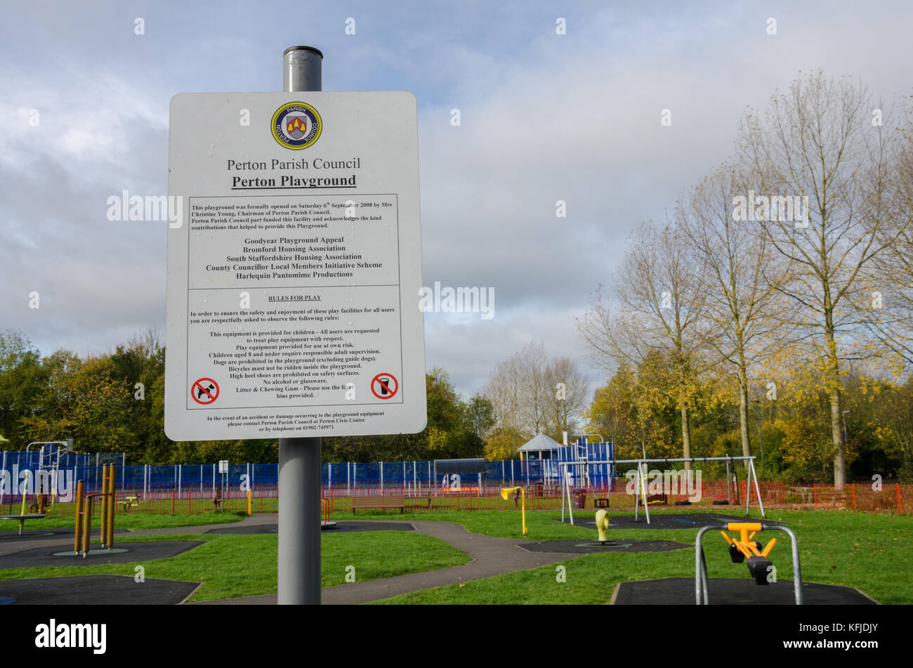 Ein Zeichen bei Perton Spielplatz mit Regeln und Informationen. Perton ist ein Dorf in South Staffordshire in der Nähe von Wolverhampton in Großbritannien. Stockfoto