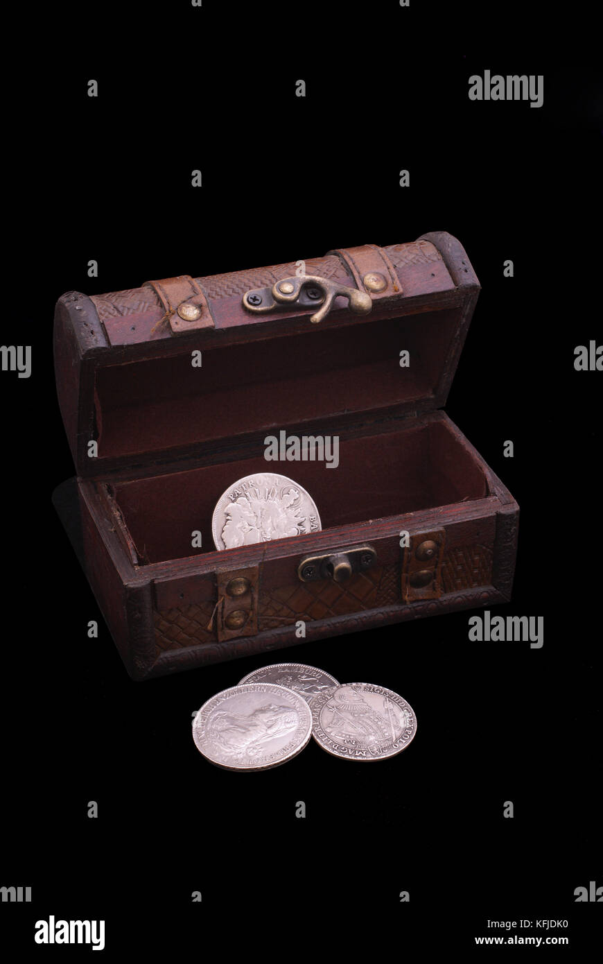 Vintage hölzerne Truhe mit alten Silbermünzen von 16-18. Jahrhundert innerhalb von isolierten Stockfoto